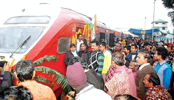 নতুন ট্রেন চড়তে ভোরেই জাগল চ্যাংরাবান্ধা