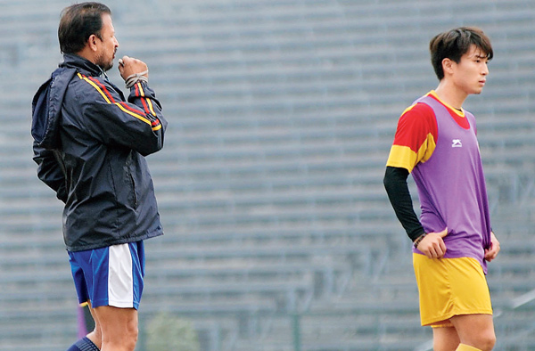 ডার্বিতে লাল-হলুদ কোচের ভরসা। বুধবার প্র্যাকটিসে ডং। ছবি: উৎপল সরকার