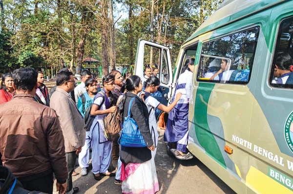 সাফারির গাড়িতে উঠছে পড়ুয়ারা। নিজস্ব চিত্র।