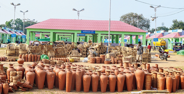 রাজ্য হস্তশিল্প মেলা শুরুর আগে চলছে প্রস্তুতি। বর্ধমানে উৎসব ময়দানে উদিত সিংহের তোলা ছবি।
