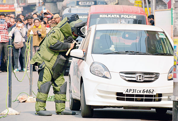 bomb scare in kolkata after abandoned car found