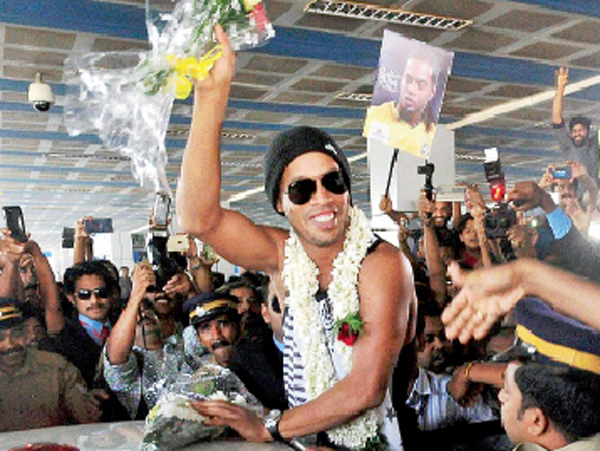 কোজিকোড়ে ব্রাজিলিয়ান কিংবদন্তি রোনাল্ডিনহো। রবিবার। ছবি: পিটিআই।