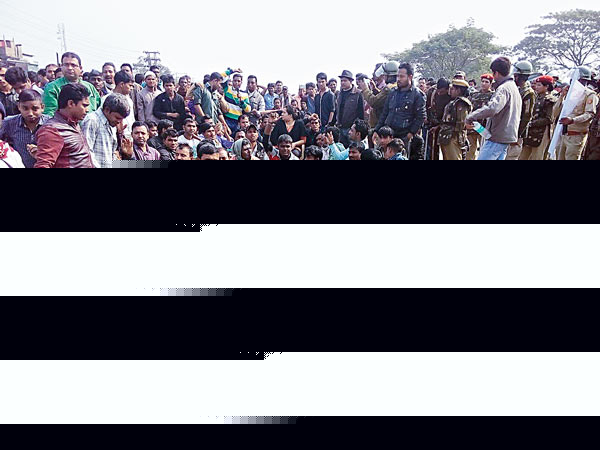 অবরোধ হঠাতে পুলিশের লাঠি, রণক্ষেত্র পাঁচগ্রাম