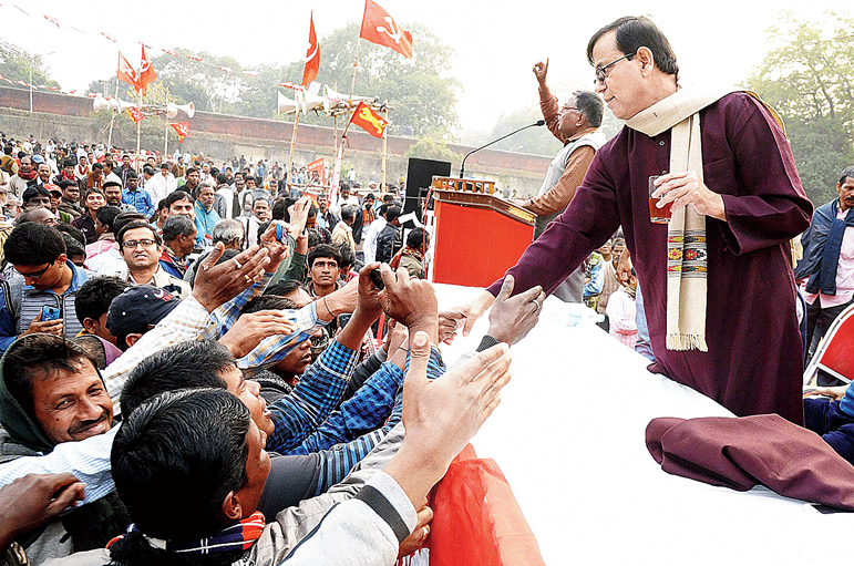 নাগালে। বৃহস্পতিবার সিউড়িতে তোলা নিজস্ব চিত্র।