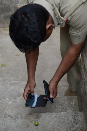 সিঁড়িতে রক্তের কাছেই ছড়িয়ে দেশি কুল