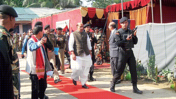 করিমগঞ্জ সীমান্ত ঘিরে কাঁটাতার, আশ্বাস রাজনাথের