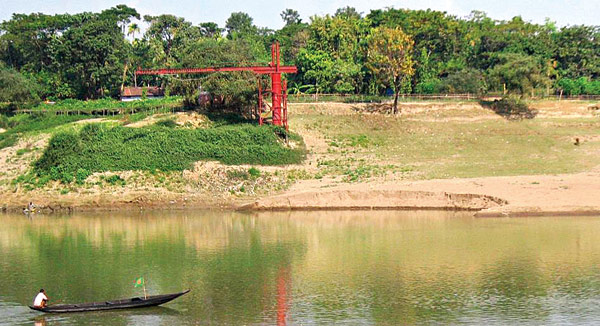 বাড়ি, সেতুতে ফাটল দক্ষিণ অসমে