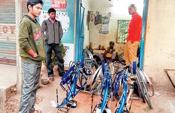 খড়্গপুরের কৌশল্যায় চলছে সাইকেল সারানোর কাজ। ছবি: রামপ্রসাদ সাউ।