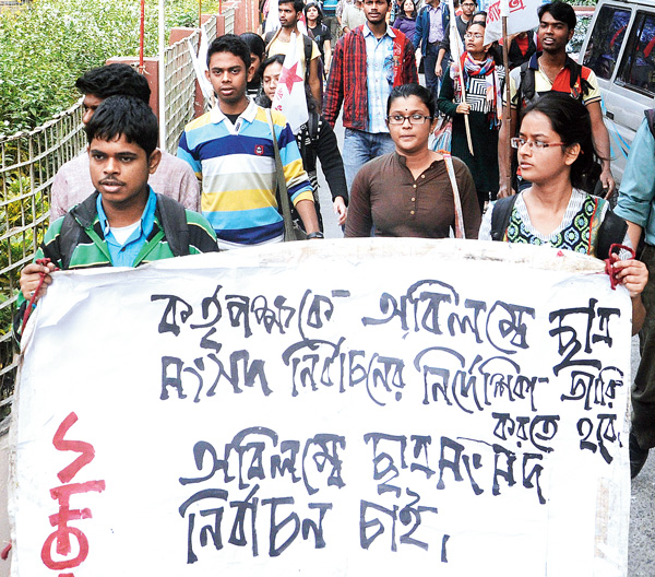 ছাত্রভোটের সিদ্ধান্ত নিয়েও রাজ্যের দিকে তাকিয়ে যাদবপুর