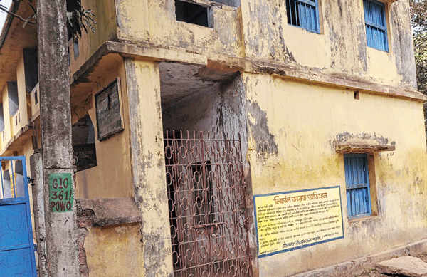 দেওয়ালে স্বচ্ছভারত, নেই শৌচালয়