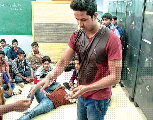 গায়ে পেট্রল ঢালল দুই কলেজ পড়ুয়া