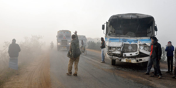কুয়াশার ভোরে ট্রাকের ধাক্কা