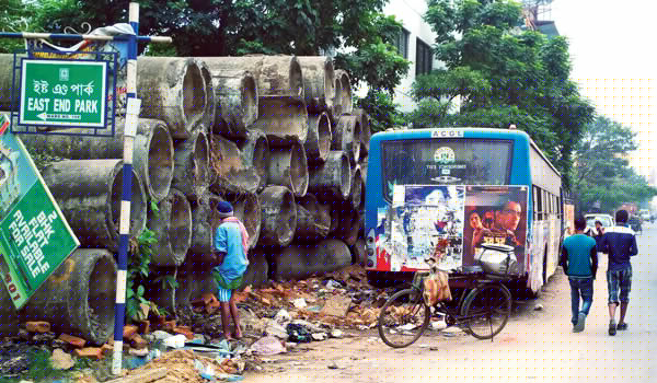 পড়ে আছে বাস, ভোগান্তি