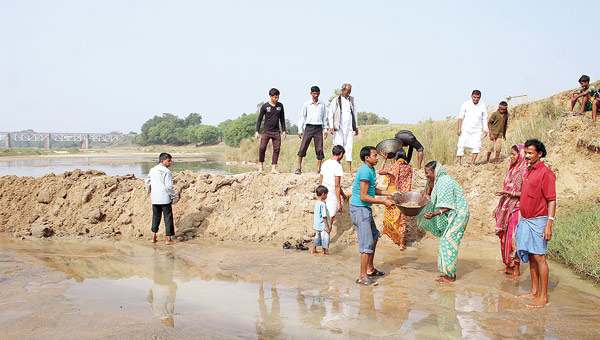 শুখা পুকুর, নদী বাঁধছেন বাসিন্দারাই