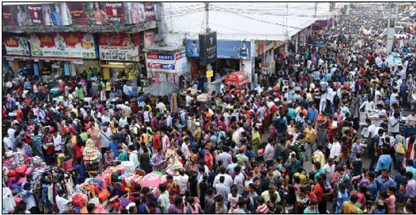 মহালয়ার বিকেলে জনজোয়ার। নিউ মার্কেট অঞ্চলে। — নিজস্ব চিত্র