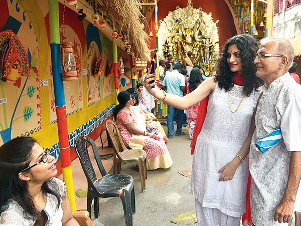 unknown artists getting admiration for their creativity in this durga puja
