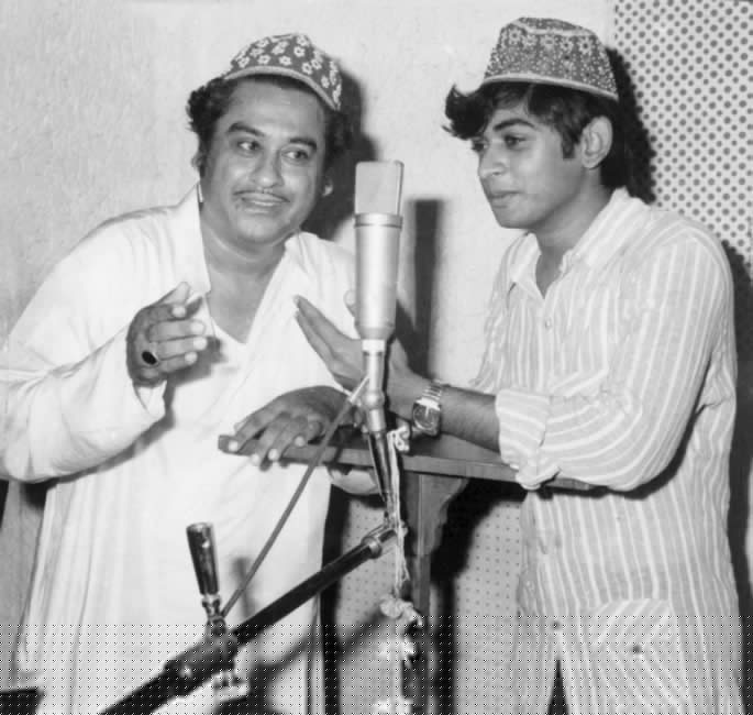 কোনওদিন গান শেখার কোনও প্রথাগত ট্রেনিং ছিল না কিশোরের। (ছবিতে ছেলে অমিতের সঙ্গে গান রেকর্ড করছেন)।