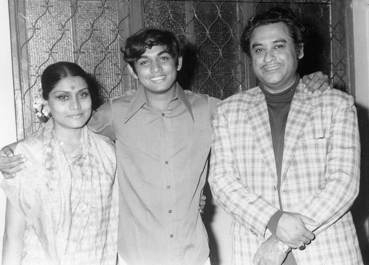 শুধু গান গাইতেই চেয়েছিলেন কিশোর, কখনওই অভিনয় করতে চাননি। বরং অভিনয়ের জন্য নিজেকে মেনটেন করতে বিরক্তই হতেন তিনি। (ছবিতে রুমা গুহঠাকুরতা এবং অমিত কুমারের সঙ্গে কিশোর)।