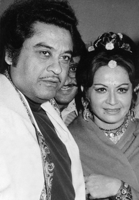 নিজের মনে গাছের সঙ্গে কথা বলতে ভালবাসতেন কিশোর। (এক পার্টিতে হেলেনের সঙ্গে কিশোর)।