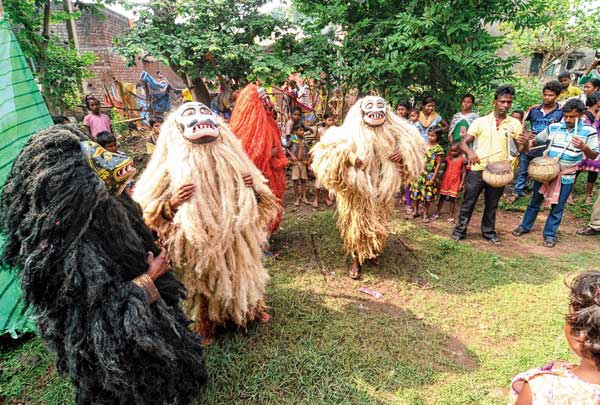 Purulia's folk dancers returning home after puja - Anandabazar