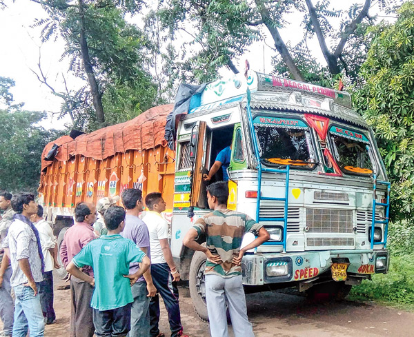 বাসিন্দাদের হাতে আটক অবৈধ কয়লার ট্রাক। ফাইল চিত্র।