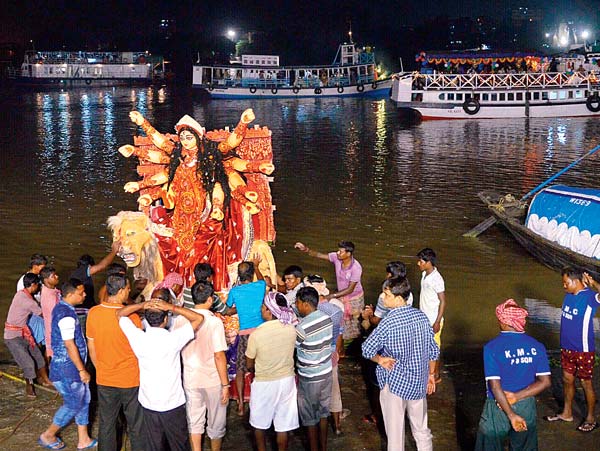 বিসর্জন। বৃহস্পতিবার নিমতলা ঘাটে শৌভিক দে-র তোলা ছবি।