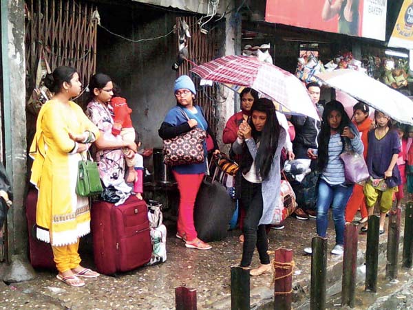 গাড়ির অপেক্ষায় পর্যটকরা। দার্জিলিঙের চকবাজারে। ছবি: রবিন রাই।