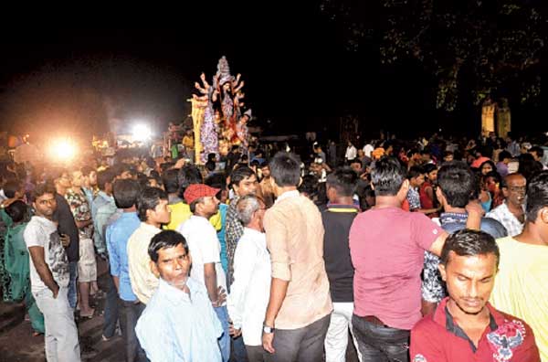 বিসর্জনের শোভাযাত্রা। শুক্রবার তোলা নিজস্ব চিত্র।