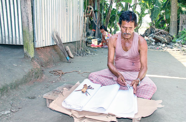 কাজে বসেছেন আলতাফ।