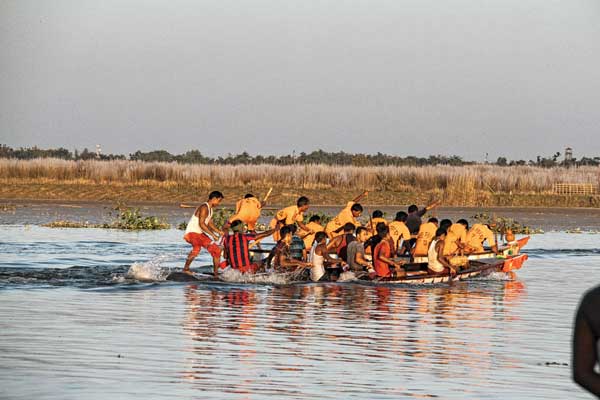 Boat race within two bangla's