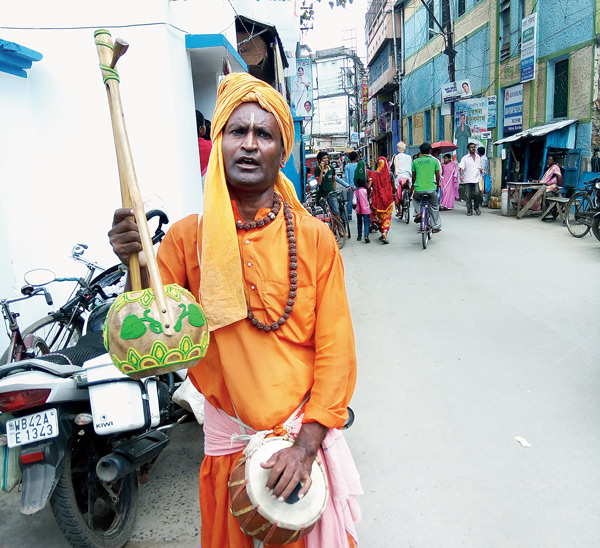 শিল্পী স্বপন দত্ত। নিজস্ব চিত্র।