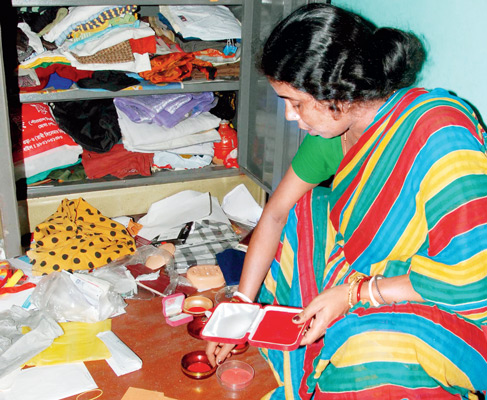 Again a robbery in a howrah took money and jewellery