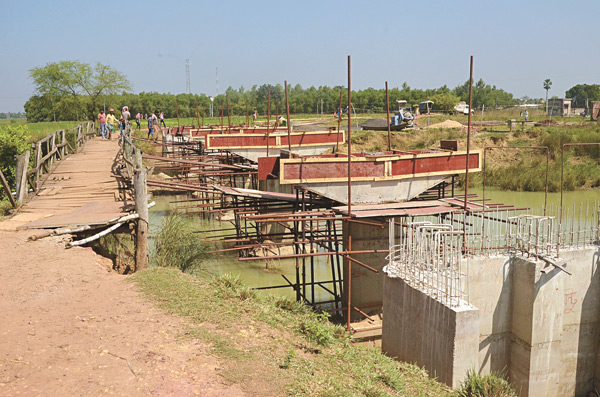 Agitation of people to increase the height of the bridge, bridge work took a pause