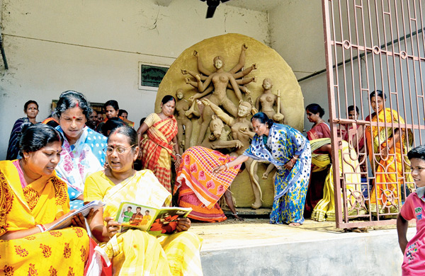 পুজোর হিসেবে ব্যস্ত সাহাপুরের মহিলারা। —সব্যসাচী ইসলাম