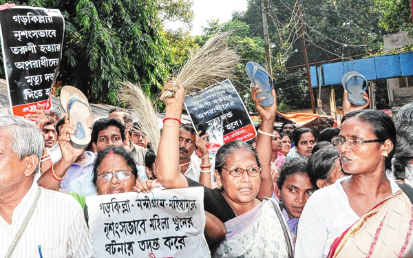 অভিযুক্তর শাস্তির দাবিতে তমলুক জেলা আদালতের সামনে বিক্ষোভ ।