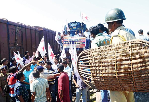 পদাতিক এক্সপ্রেসকে আটকে বিক্ষোভ জলপাইগুড়ি রোড স্টেশনে। — সন্দীপ পাল