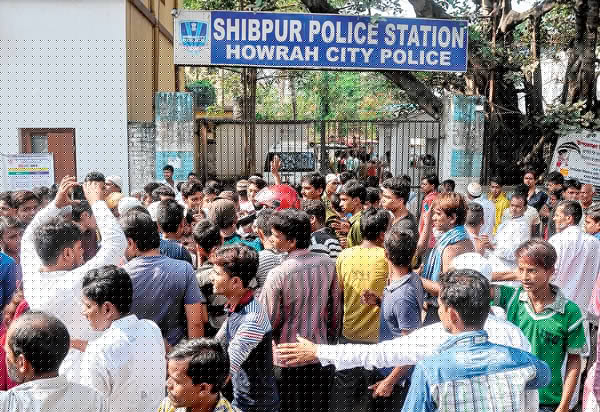 Toto driver 's protest near police station