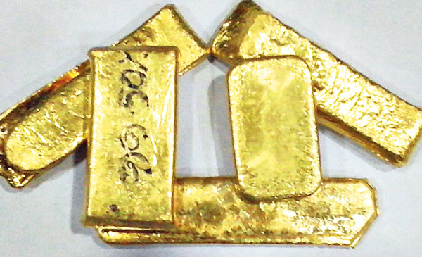 30 lakh worth gold smuggled under belt, arrested
