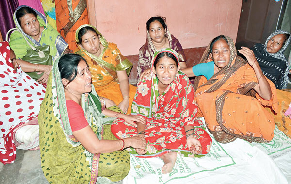 শোকস্তব্ধ নিহতের স্ত্রী ও পরিজন। শনিবার ইলামবাজারের মুরানডিহি গ্রামে তোলা নিজস্ব চিত্র।