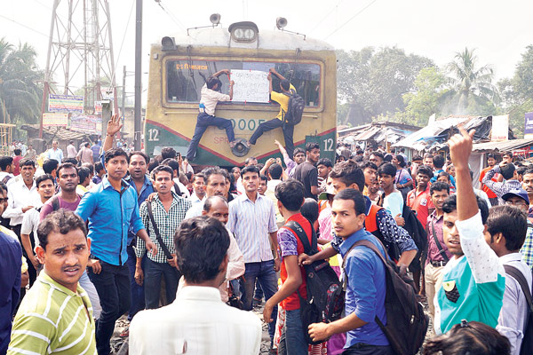 Train strike for demanding train increase, passengers agitated 