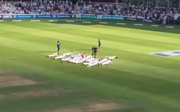 মাঠে পুশ আপ পাক ক্রিকেটারদের।