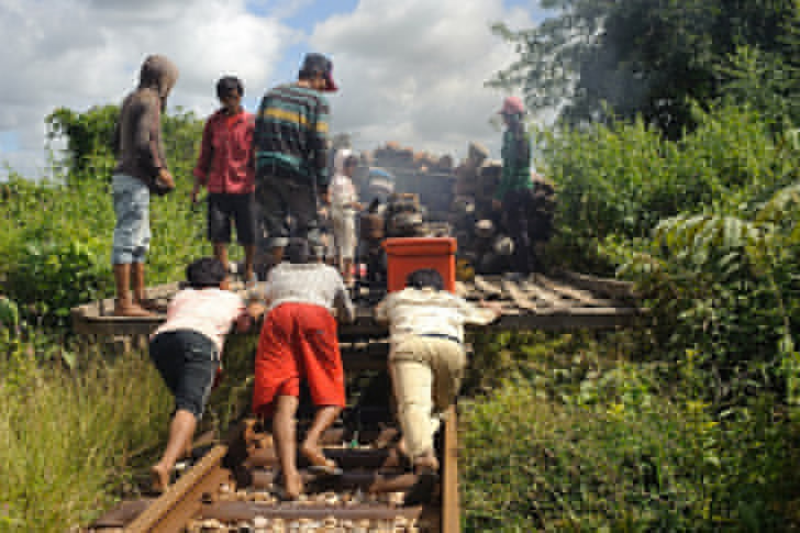 সিঙ্গল লাইনে যখন মুখোমুখি হয়ে পড়ে দুই ট্রেন, সে সময় একটি ট্রেনকে লাইন থেকে সরানো হয়।