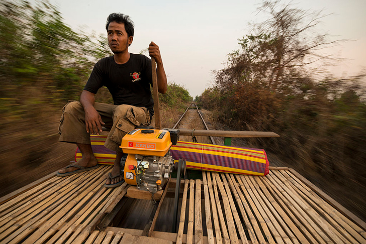 ট্রেনগুলি সম্পূর্ণ বাঁশের তৈরি। চেষ্টা করা হয় ট্রেনটির ওজন হাল্কা রাখার, যাতে সুবিধা মতো ট্রেনকে লাইন থেকে সরানো যায়।