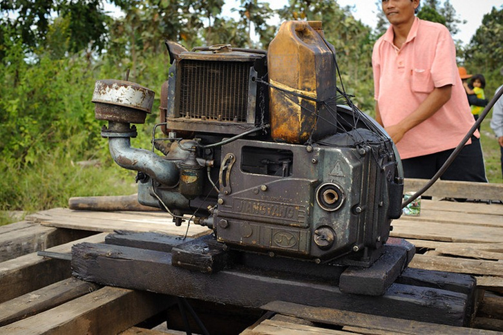 ৩ মিটার লম্বা কাঠের ফ্রেমে তৈরি করা হয় বাঁশের পাটাতন। শক্তি উত্পাদনের জন্য ব্যবহার করা হয় ওয়াটার পাম্প বা গ্যাসোলিন ইঞ্জিন।