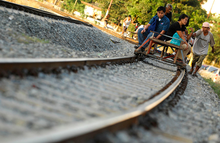 তাঁদের রেল সম্বন্ধে স্থানীয় এক বাসিন্দা বলেন, “আমি প্রতিদিন বাঁশের ট্রেন ব্যবহার করি, কারণ এর থেকে নিরাপদ যাতায়াত আর নেই।” রসিকতা করে তিনি বলেন, “মোটরবাইকে চড়লে ঘুমানো যায় না, দূরে কোথাও গেলে ট্রেনে এক ঘুম অনায়াসে দেওয়া যায়।”