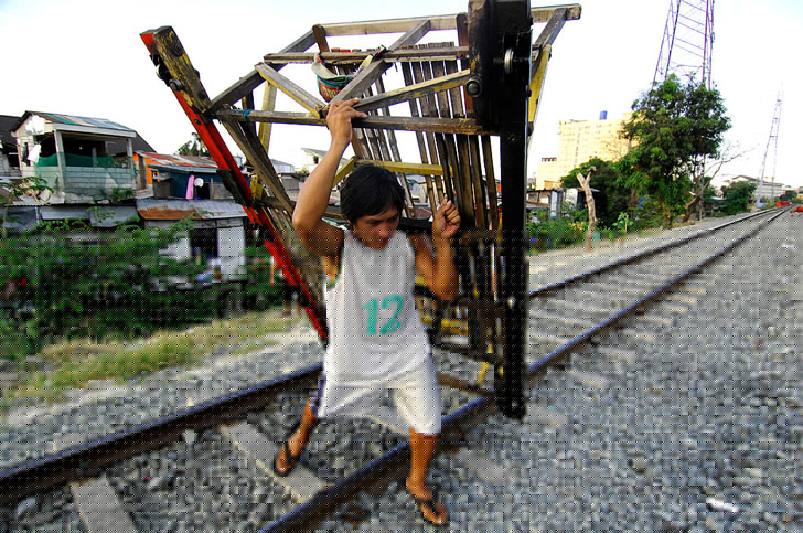 এই ট্রেন চলাচলে সরকারের তেমন নিয়ন্ত্রণ না থাকায় স্থানীয় বাসিন্দারাই এই লাইনে বাঁশের ট্রেন চালিয়ে থাকে। 
