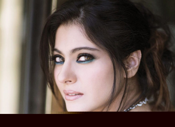 Kajol Celebrates durga puja with whom? dgtl