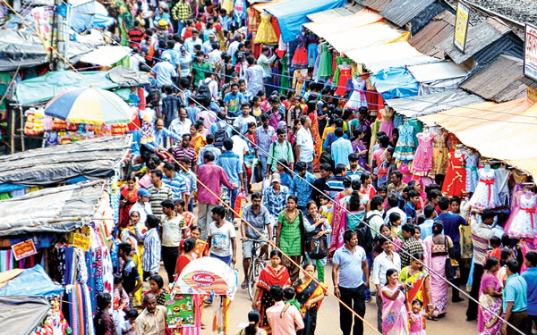 পুজোর আগে শেষ রবিবারে ভিড় শ্রীরামপুরে। ছবি: দীপঙ্কর দে।