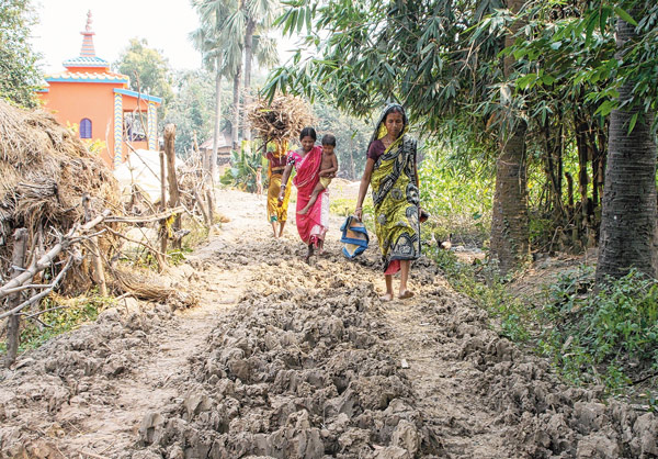 এমনই বেহাল সুন্দরপুরের কয়থা গ্রামের রাস্তা। —নিজস্ব চিত্র