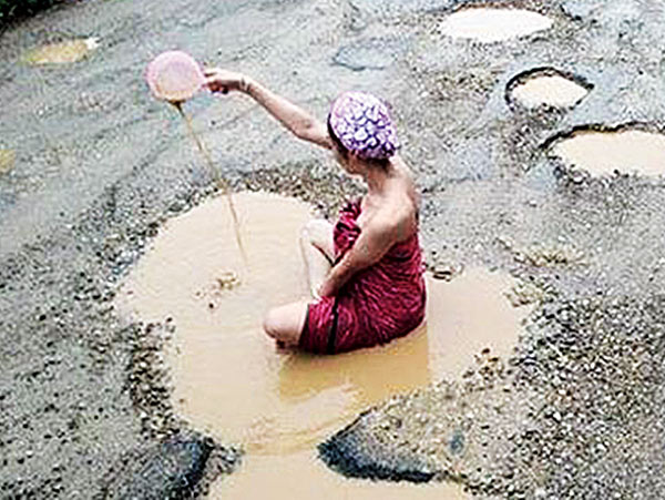 Model takes a bath in pothole to protest against bad conditions of roads